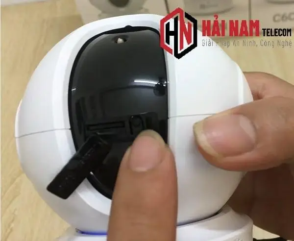 Nhấn nút Reset trên thiết bị Camera