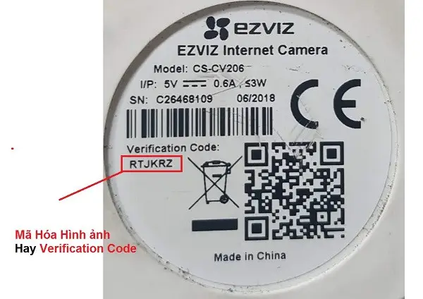 Tem camera EZVIZ hiển thị mã xác thực 6 ký tự dùng làm mật khẩu thiết bị khi kích hoạt