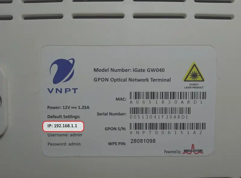 Mặt dưới modem in địa chỉ IP và thông tin đăng nhập quản trị