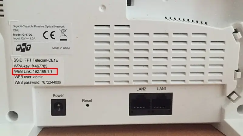 Mặt sau modem FPT với thông tin đăng nhập và SSID