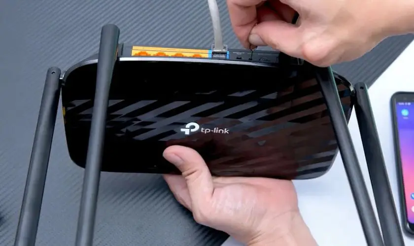 Nhấn giữ nút Reset trên router TP-Link 10–15 giây để về mặc định