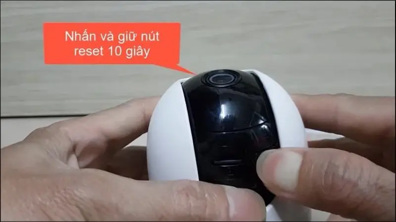 Nhấn và giữ nút Reset 10–15 giây cho đến khi nghe tiếng bíp