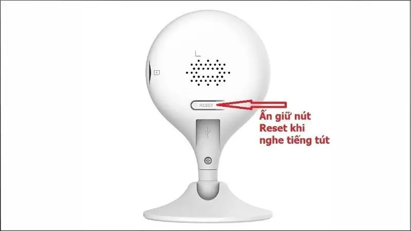 Nút Reset của IMOU C22 làm nổi ở mặt sau, trên phần chân đế