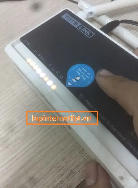 Vị trí nút reset bên hông Totolink N300RT để khôi phục cài đặt gốc