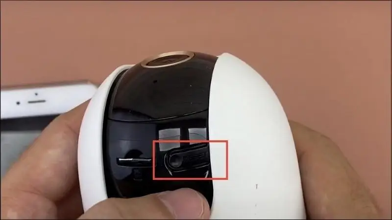 Vị trí nút Reset của IMOU Ranger 2 cạnh khe thẻ nhớ bên trong nắp