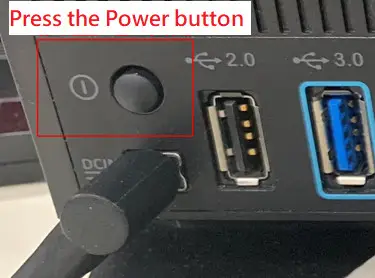 Bật nguồn bộ định tuyến ASUS RT-AC1300UHP bằng nút Power trước khi cài đặt