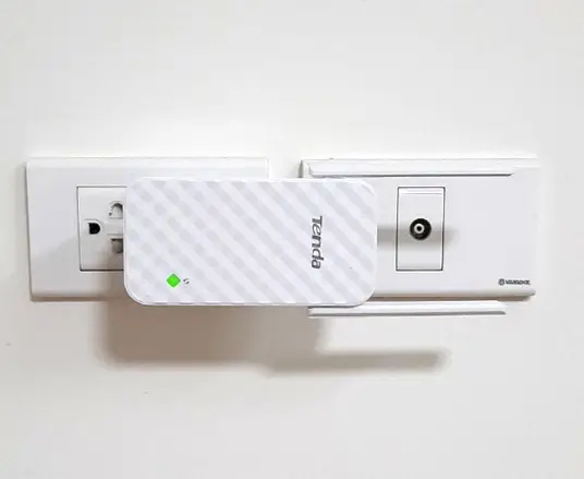 Cắm cục kích wifi Tenda A9 vào ổ điện trước khi thiết lập