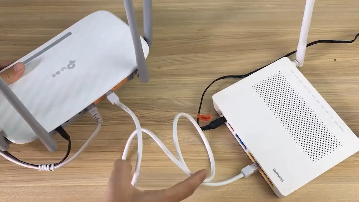 Cắm dây mạng LAN từ router đến laptop để có kết nối internet ổn định