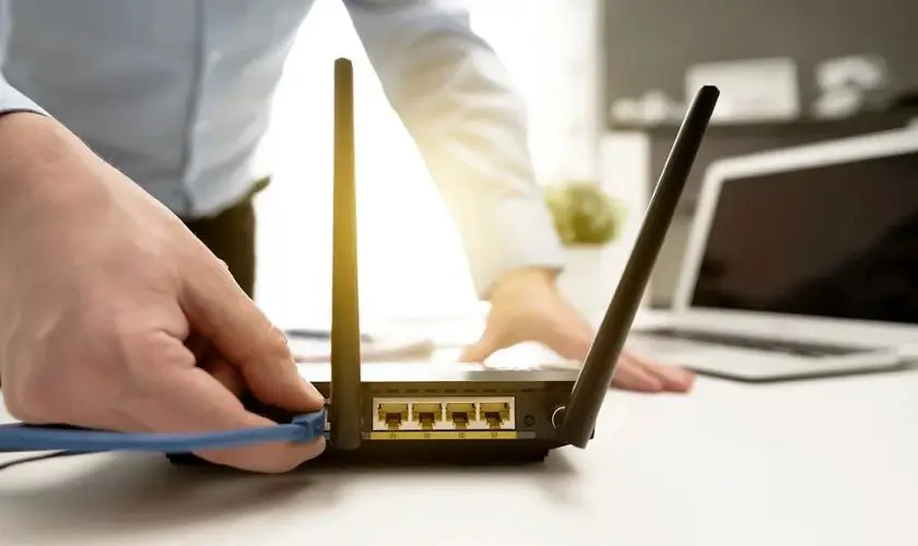 Kết nối cáp LAN từ router TP-Link đến máy tính để cấu hình chi tiết