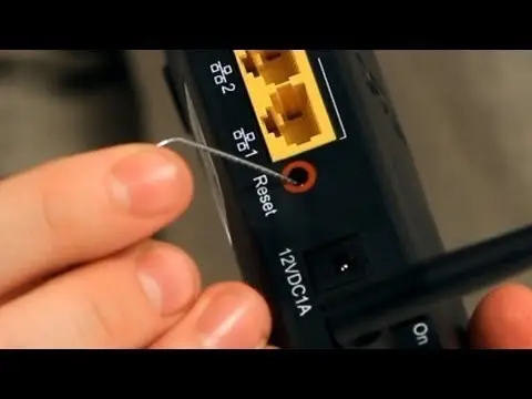 Nhấn nút reset khôi phục cài đặt gốc trên router trước khi cấu hình repeater