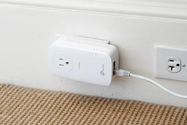 Powerline adapter giúp đưa mạng lan qua đường điện để đặt router làm repeater